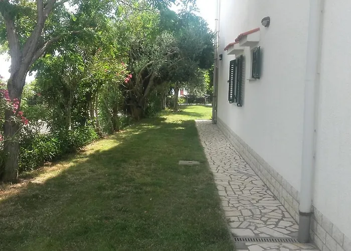 In Rab With Seaview, Balcony, Wifi, Washing Machine Apartman *