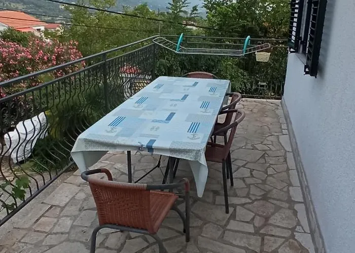 شقة In Rab With Seaview, Balcony, Wifi, Washing Machine