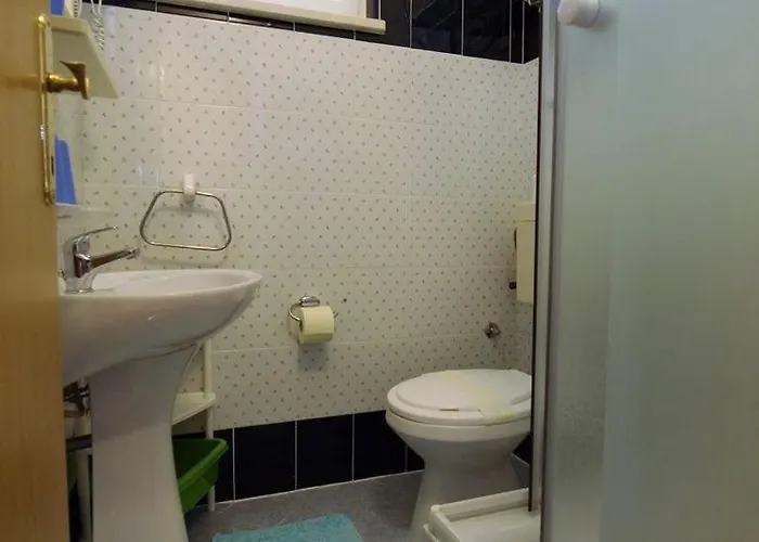 In Rab With Seaview, Balcony, Wifi, Washing Machine Apartmán New Translation